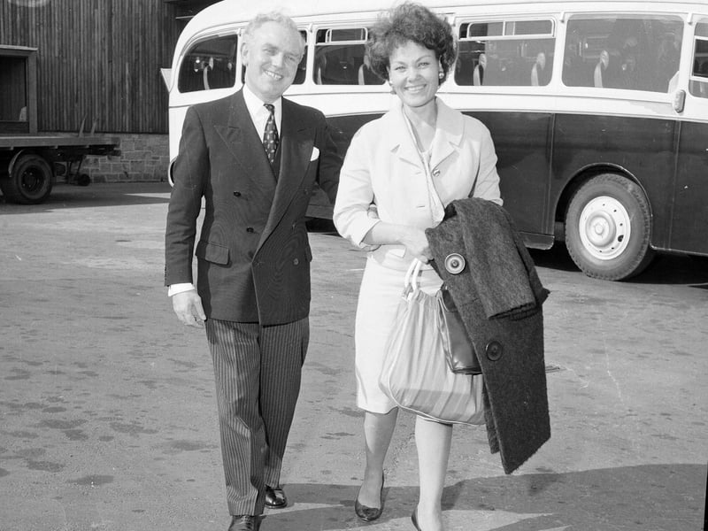 Jazz singer Cleo Laine arrives at Turnhouse in August 1961.