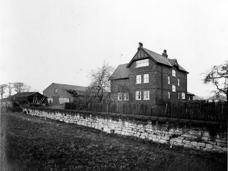 Gipton Farm located between Oakwood Lane and Harehills Lane, just south of the railway line from Gipton pit, where Amberton Road is now. On the left, a number of carts, barn, the roof of which has a large hole in it. Large farmhouse with garden. Pictured in November 1934.