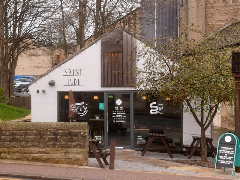 A wood-fired bagel specialist by day and a trendy small-plates hangout by night, this spot is the undisputed king of Farsley’s casual-cool dining scene. Don’t leave without trying their salt beef bagels or one of their expertly mixed breakfast martinis 🍴 69 Town St, Farsley, Pudsey LS28 5HX 