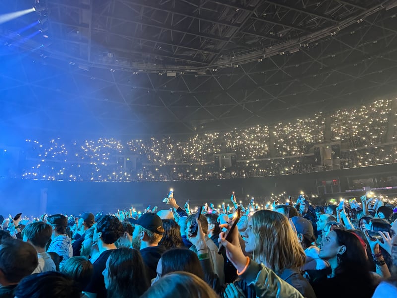 The audience light up the Hydro with their phone torches.