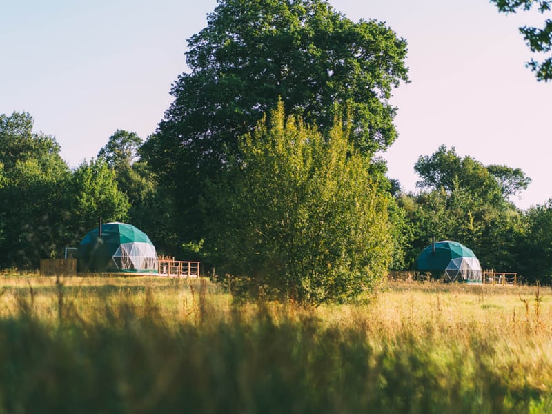 If you want an 'off-grid' experience with a luxury twist, this 300-acre estate is hard to beat. Easter at Camp Kátur often involves woodland workshops and bushcraft for the kids. With 'Dark Sky' status, it’s the ideal spot for stargazing from a private hot tub. ⛺ The Camp Hill Estate, Kirklington, Bedale, North Yorkshire, DL8 2LS