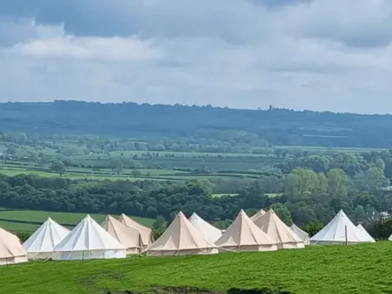 Located on the edge of the Wharfe Valley, Fairmead offers incredible views and a peaceful rural retreat. It’s a brilliant base for those planning to spend the Easter break hiking the Chevin or visiting nearby Harewood House. ⛺ Pool Bank New Road, Pool in Wharfedale, Otley, West Yorkshire, LS21 1EU