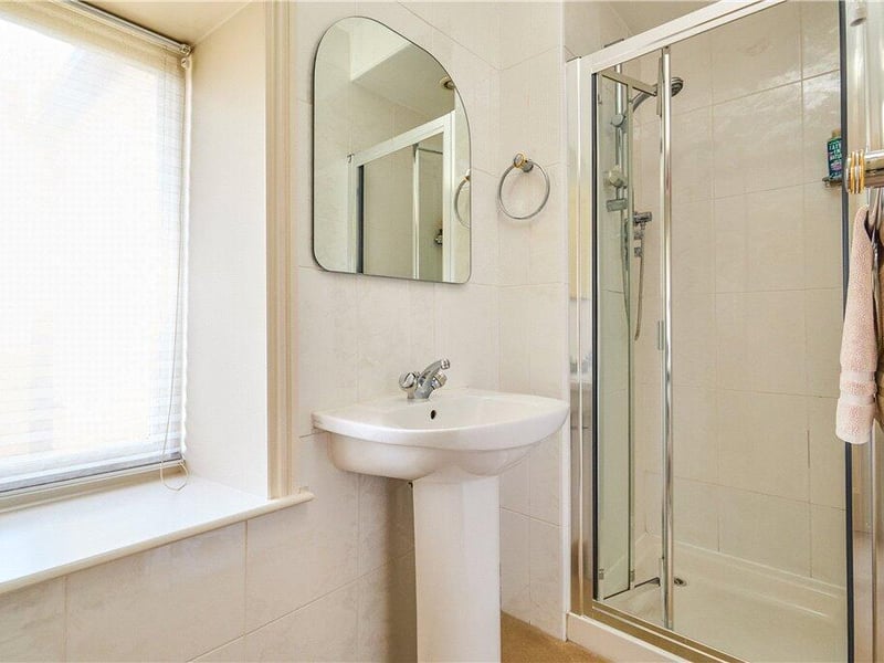 Shower room.