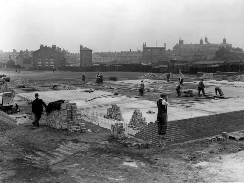 Construction of static water supply tank near Berwick Street in August 1942. Cockburn High School can be seen in the distance to the right.