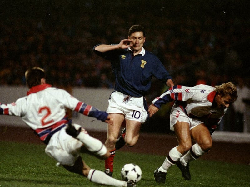 An underrated gem, this navy design with the white collar was one of the last traditional looking kits before the explosion of more loud designs in the mid-1990s. Umbro rarely did an ugly looking kit, and this one is right up there with their best offerings during their time as Scotland's manufacturer.