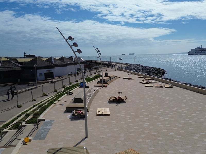 Centenary Place features three special lighting columns which appear to have 'bent' with the force of the wind. The area also has space for concession stands and small events