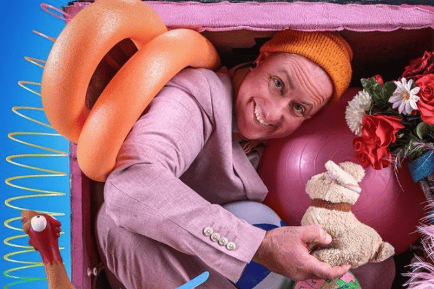 A man is cramped inside a pink box alongside various toys and objects in this imaginative performance. This visual and physical piece of theatre explores themes of play and curiosity for younger audiences. 🎭 City Varieties Music Hall
