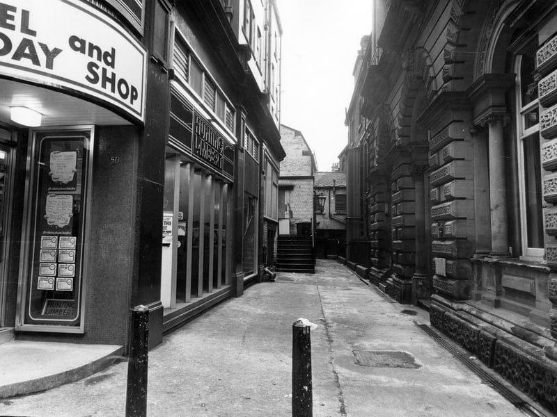 Looking east  towards the entrance to Change Alley in April 1983. Hunting Lambert travel agency can be seen on the left.