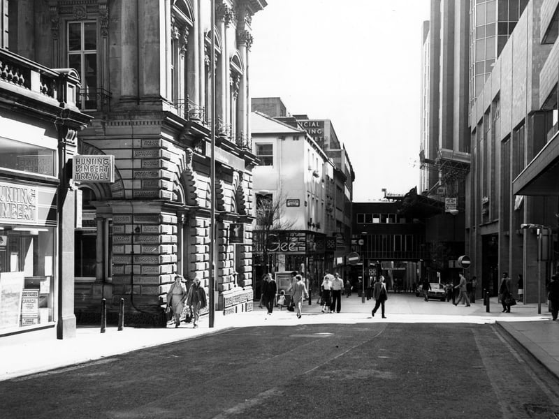 Albion Street in February 1980. On the left is Hunting Lambert Travel agents. The large building to the right at the corner with Commercial Street was the Brittania Building Society, now a Starbucks coffee shop. On the right is an entrance to the Bond Street shopping centre, now called Leeds Shopping Plaza. This is looking towards Boar Lane.
