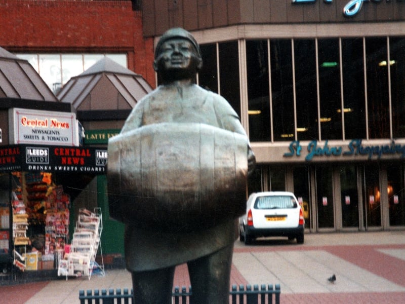 The Dortmund Drayman on Dortmund Square in March 2002. On the left in the background is a news agent and on the right St. John's shopping centre.