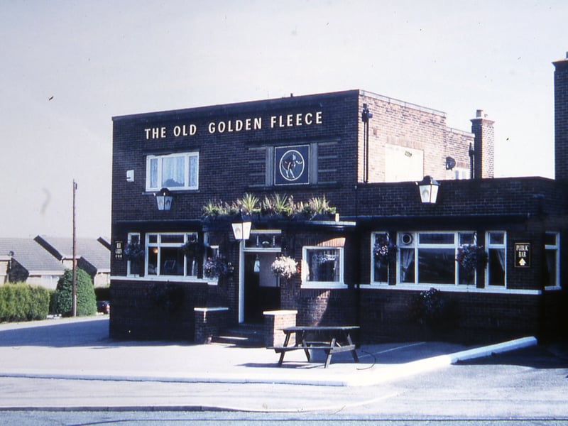 The Old Golden Fleece public house on Churwell Hill, Elland Road in June 2002. This had been built in 1934 to replace a previous incarnation of the Old Golden Fleece which had been demolished shortly before. It too was to be demolished in 2010 and a Tesco Express was built on the site.