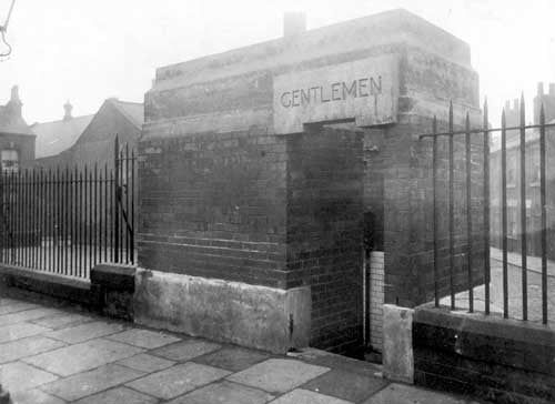 The gents toilet on Cherry Row pictured in April 1927.