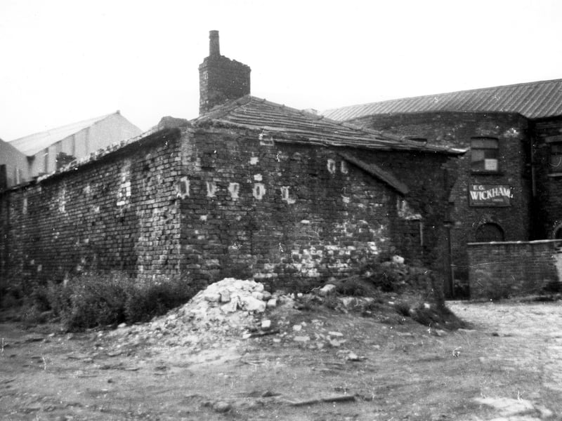 The side and rear elevations of stables on Hunslet Lane. The building with the long, main roof seen in the background was built in 1755 and was known as the White Chapel. 