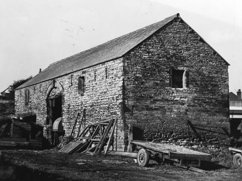 The old barn at Manor Farm leading to Rose Pit. Pictured in October 1966.