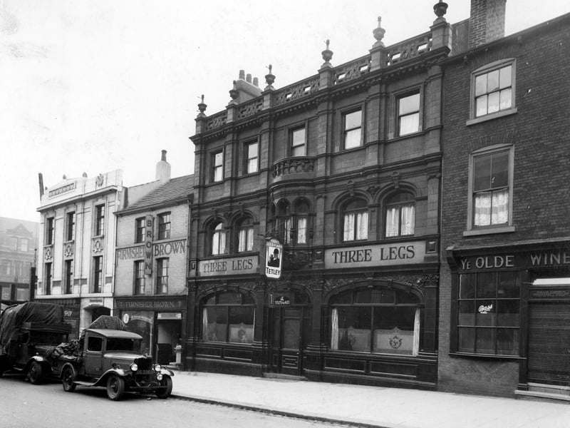 Three Legs pub pictured in November 1937. On the right is Ye Olde Wine Lodge, now The Vine pub.