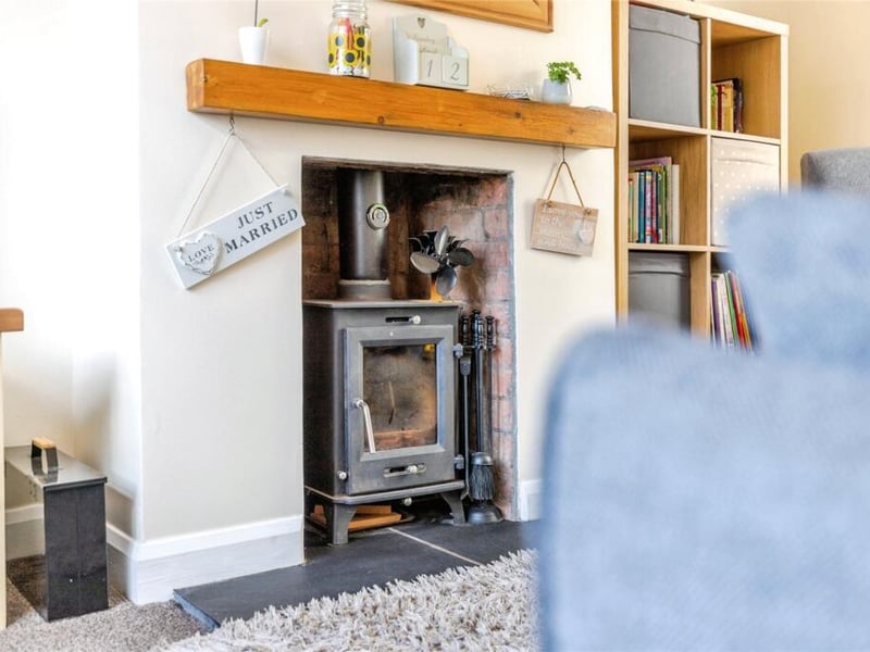A closer look at that sweet fireplace!