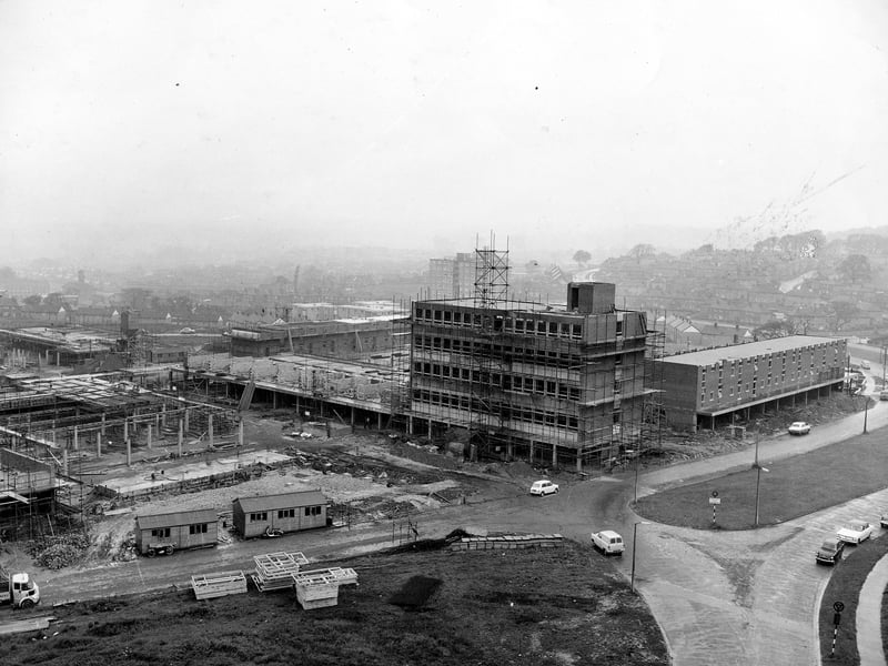 Seacroft Civic Centre in Jun e 1964. This was the first large scale shopping and civic centre development serving a large area to the outskirts of the city.