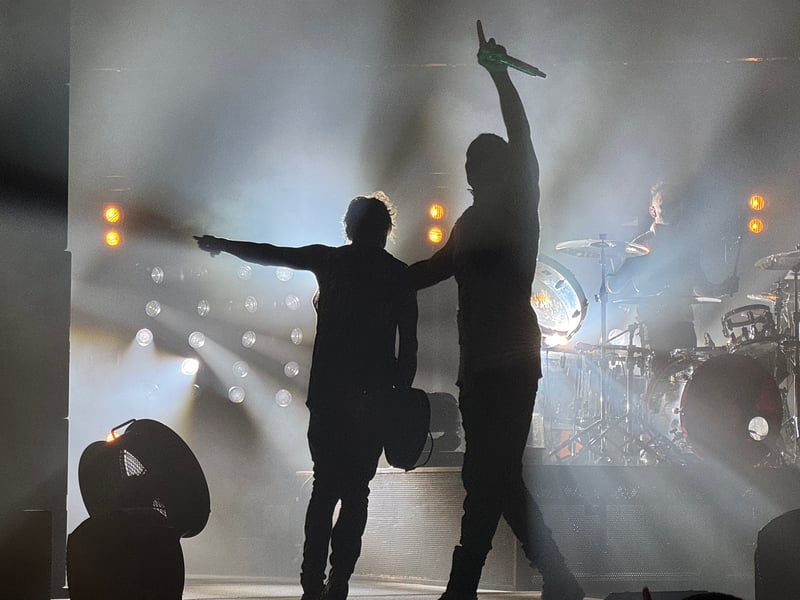 The band thank the fans as they near the end of the main set.
