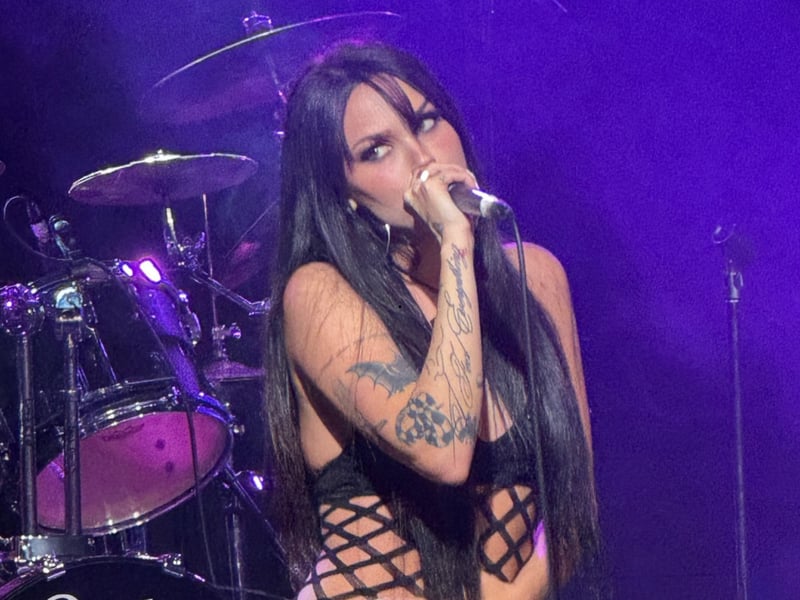 The singer opened with the song 'fang'.