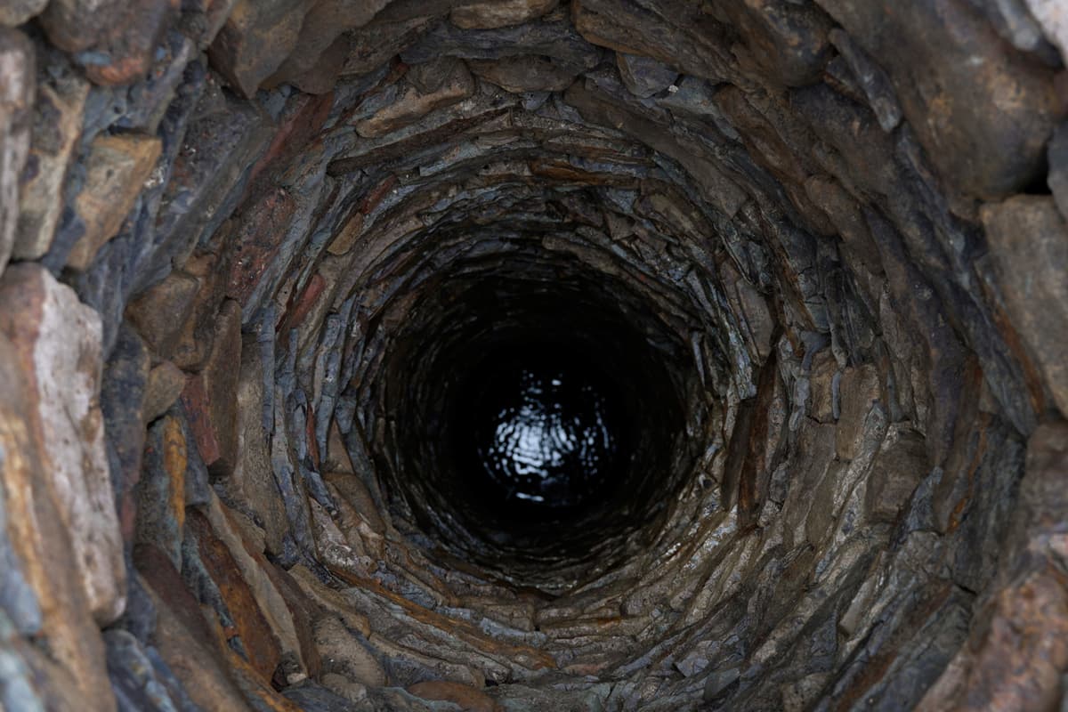 Archäologen entdecken mittelalterlichen Brunnen innerhalb der Mauern von ...