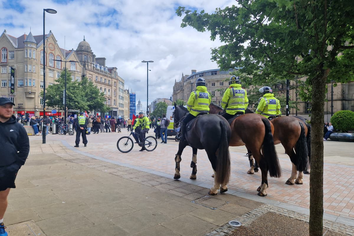 Massive Polizeipräsenz bei der Versammlung von Demonstranten und ...