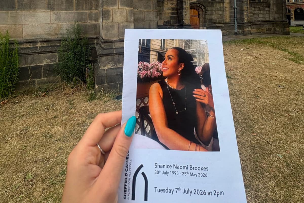 Hunderte versammeln sich in der Kathedrale von Sheffield, um der ...