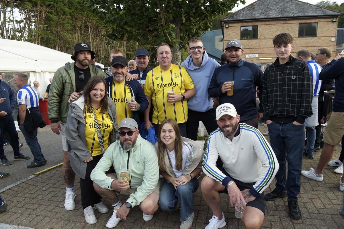 „Wednesday are back“ skandierten die abgebildeten Sheffield Wednesday-Fans ...