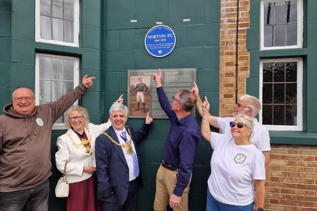 The Lord Mayor, Andrew Sangar, took part in the unveiling of a new blue plaque outside the Cross Scythes pub in Derbyshire Lane, Sheffield.