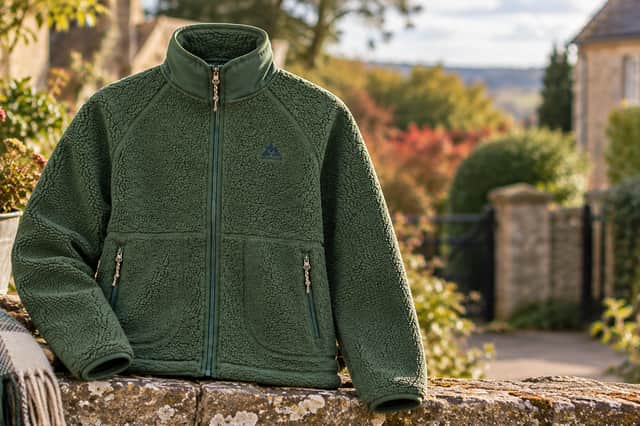 The Ayacucho Texel Full Zip Fleece in Jungle Green has a relaxed fit and cosy recycled polyester sherpa fabric.