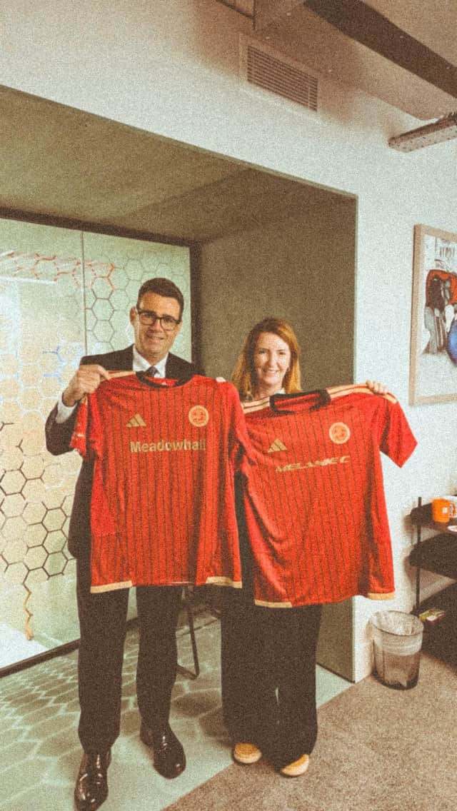 Prime Minister shows off Sheffield FC’s new shirt alongside Louise Haigh