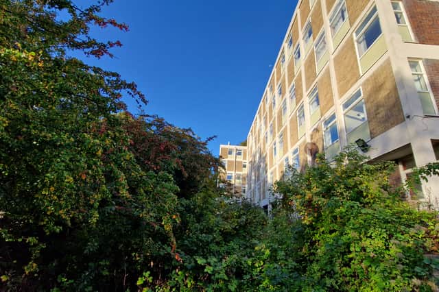 Woodville accommodation is in leafy Broomhall Conservation Area.