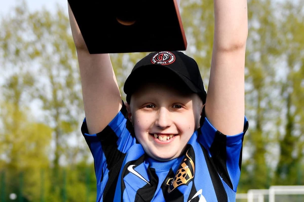 „Du wirst immer unsere Nummer 6 sein“: Der 13-jährige Fußballer Archie aus ...