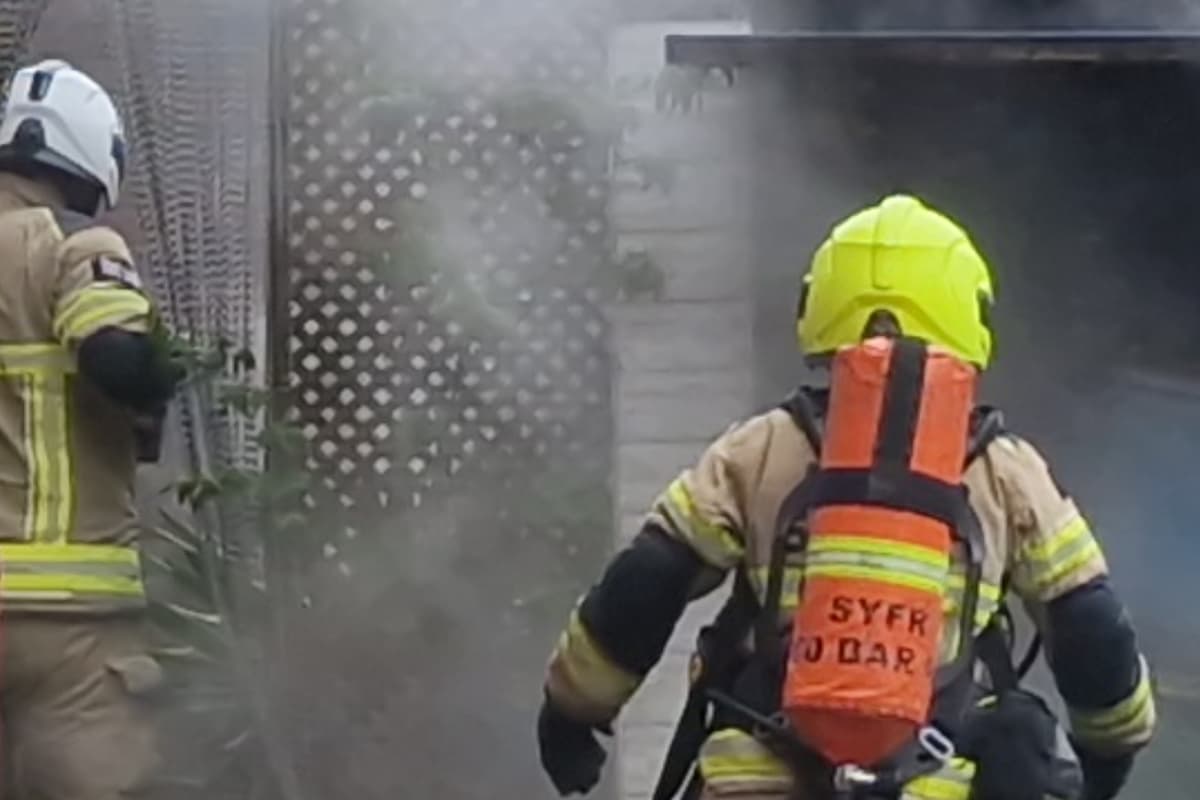 Rettungskräfte wurden zu einem Hausbrand in Sheffield gerufen ...