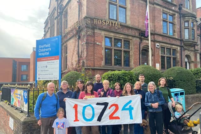 Sheffield Mums for Lungs campaigners supported by Green councillors Tessa Lupton and Brian Holmshaw at Sheffield Children's Hospital to draw attention to the 10,724 hospital admissions or visits A&E by children up to 18 with breathing difficulties in 2025.