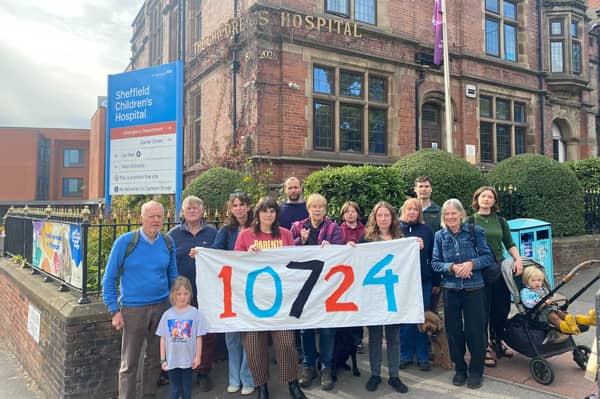 Sheffield Mums for Lungs campaigners supported by Green councillors Tessa Lupton and Brian Holmshaw at Sheffield Children's Hospital to draw attention to the 10,724 hospital admissions or visits A&E by children up to 18 with breathing difficulties in 2025.