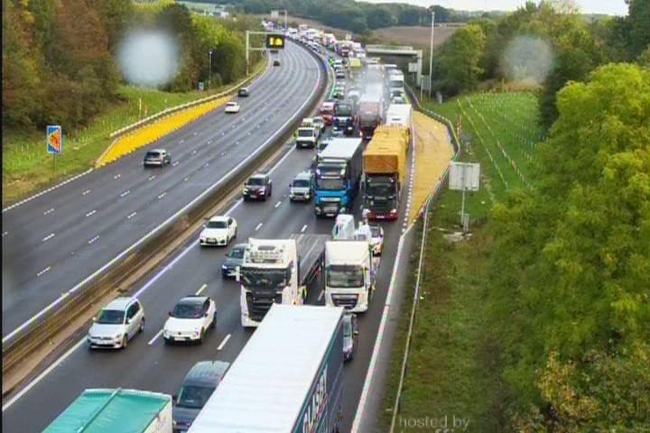 Verkehrschaos auf der M1 nach Einsatz eines Rettungshubschraubers zu einem ...