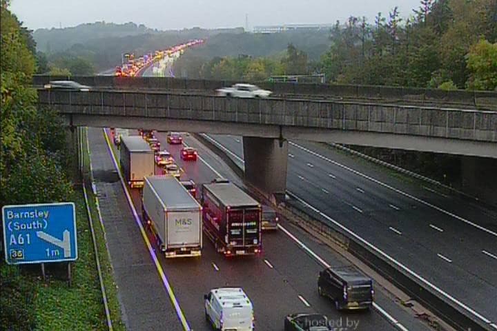 Unfall verursacht Verkehrschaos auf der M1 bei Sheffield und Barnsley