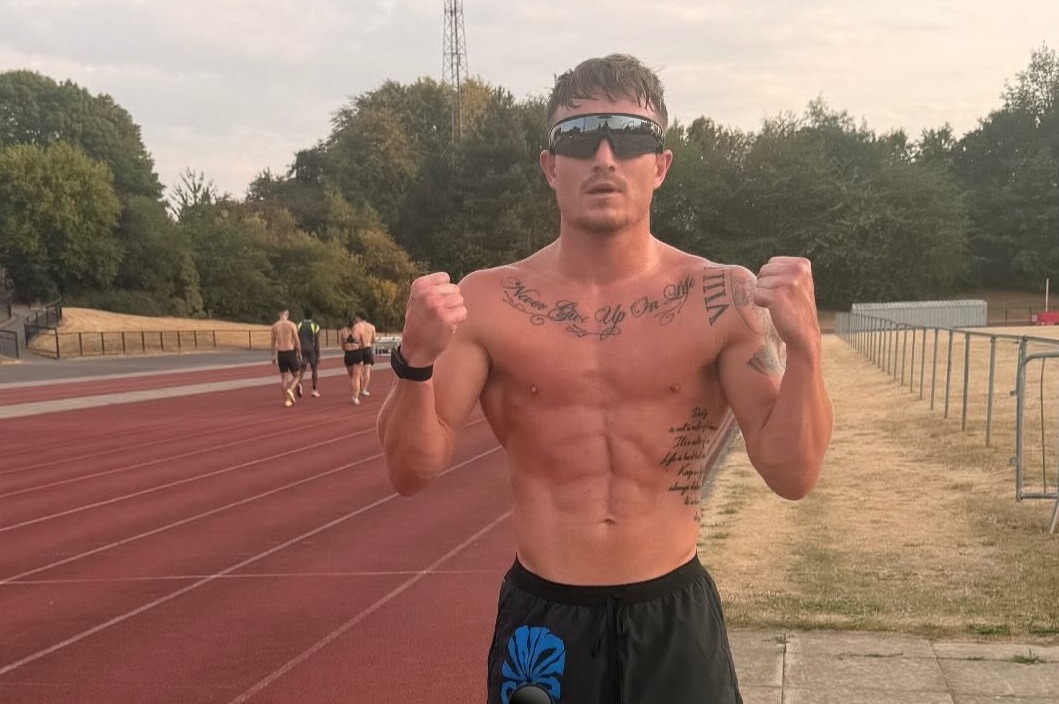 Dalton Smith shows off stunning physique
