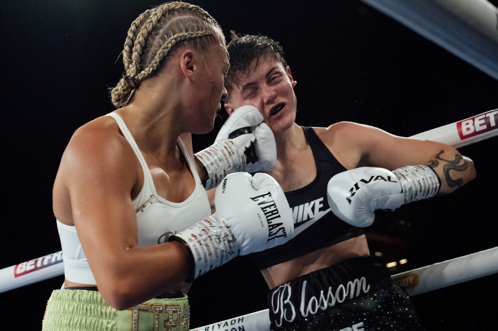 Ellie Hellewell's corner refuses to risk fighter's health