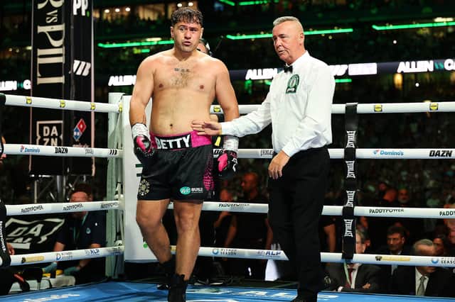 Dave Allen with the ref after Thomas Carty fell through the ropes. Pic via Matchroom