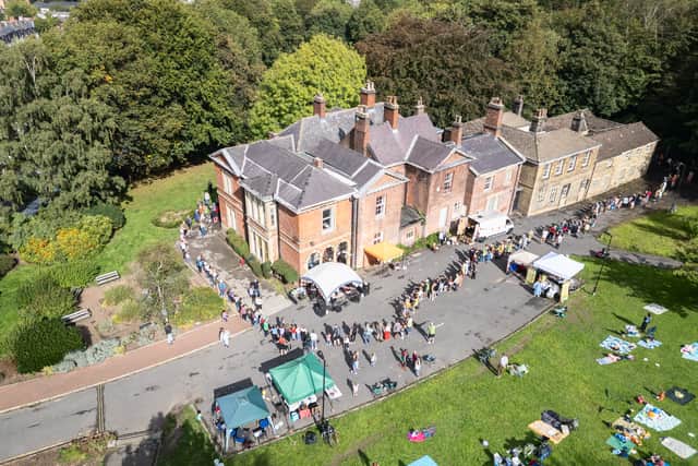 More than 200 people take part in ‘Hands around the Hall’ at Meersbrook Hall in Sheffield