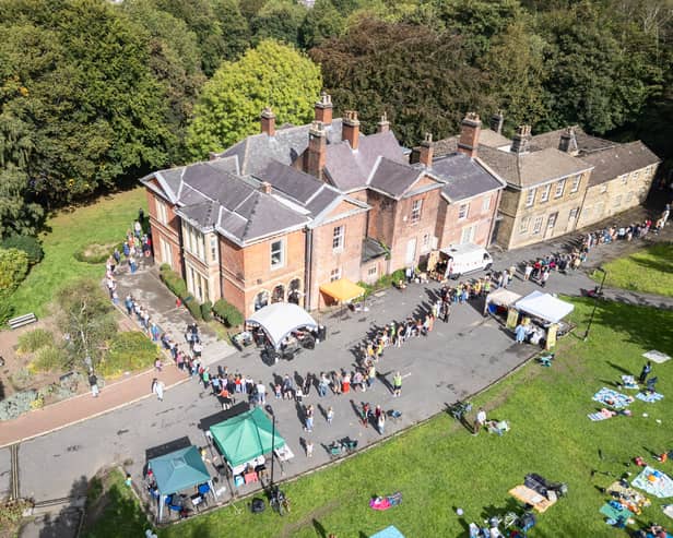 More than 200 people take part in ‘Hands around the Hall’ at Meersbrook Hall in Sheffield 