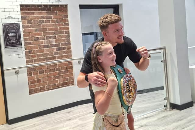 Safe in his hands, world champion Dalton Smith and young admirer Pic Bob Westerdale 