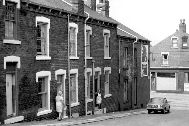 Colmore Street towards Oldfield Lane. Two ladies are talking on the doorstep of number 6 and another woman on the doorstep of number 4.