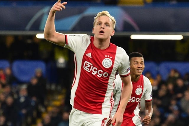 The Red Devils are favourites to sign Ajax midfielder Donny van de Beek, with Real Madrid set to lose out on the Netherlands international. (Marca)