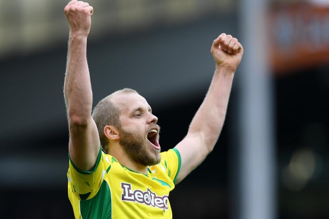 Football pundit Danny Mills has urged Leeds United to make a summer move for Norwich's Teemu Pukki, arguing he'd the ideal man to lead the line should the Whites get promoted. (Football Insider)