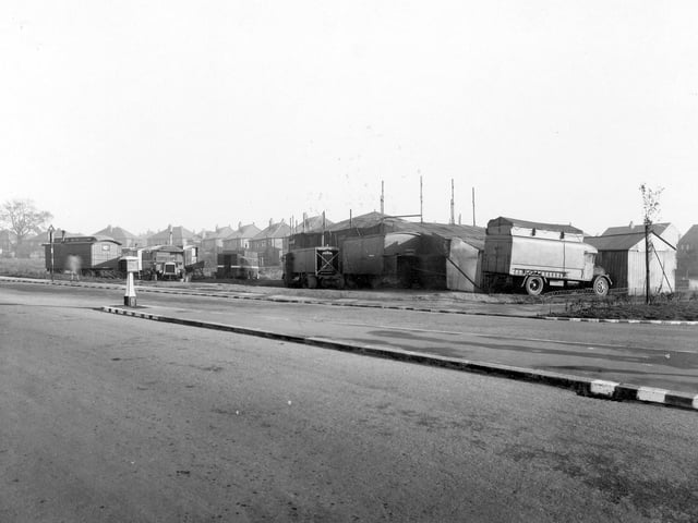 Cross Gates Ring Road, with caravans and houses in view. This site is now occupied by the Travellers Rest pub which had replaced the one located at the junction of Austhorpe Road and the Ring Road.