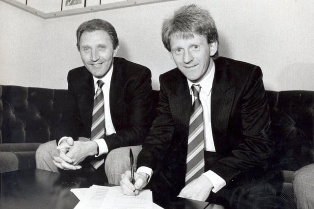 Gordon Strachan signs on the dotted line for Leeds United manager Howard Wilkinson