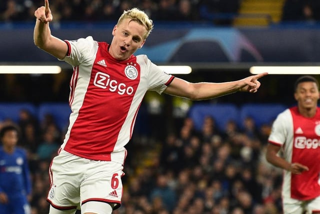 Manchester United have made an offer to Ajax defender Donny Van de Beek though the 50m-rated Dutchman is also weighing up other potential suitors - including Real Madrid. (Marca)