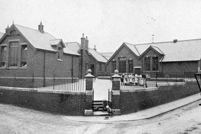 Kippax School situated on Leeds Road, with Westfield Lane to the left. It is believed that the original Goldsmith Charity School was on this site,